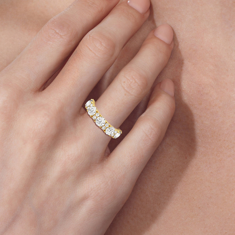 Classic Round Station Anniversary Ring (F+ SI+)