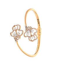 Load image into Gallery viewer, Scatter Waltz Heartful Diamond Bangle
